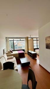 Una gran sala de estar con una cama y un sofá. en Hotel Juliette Bogota Chapinero, en Bogotá 32 fotos más