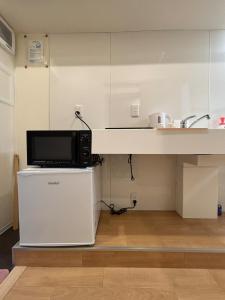 y cocina con microondas y nevera. en 京都四条河源町みやこ未来, en Kioto