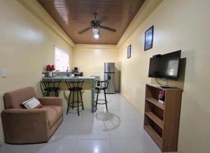 TV a/nebo společenská místnost v ubytování Villas Sol Marbella