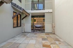 un corridoio di una casa con un patio di Infinity's Edge - Poolside Retreat at Temple Resort a Craiglie