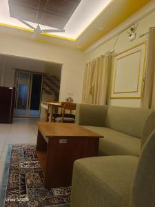 ein Wohnzimmer mit Sofa und Tisch in der Unterkunft Sai palace inn 2 bhk furnished flat in Dāpuri