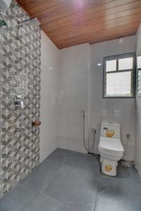 ein Badezimmer mit Toilette und Fenster in der Unterkunft Sai palace inn 2 bhk furnished flat in Dāpuri + 8 Fotos