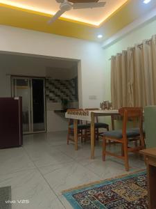 ein Wohnzimmer mit Esstisch und Stühlen in der Unterkunft Sai palace inn 2 bhk furnished flat in Dāpuri