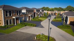 瑟尔曼西雷蒙德公寓的住宅区内的一排房子