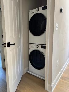 twee wasmachine en droger in een wasruimte bij Villa del Encanto in Washington