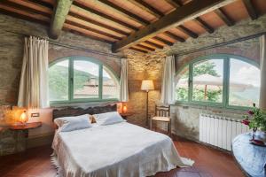 Giường trong phòng chung tại Romantic Apartment With Tuscan Valley Views