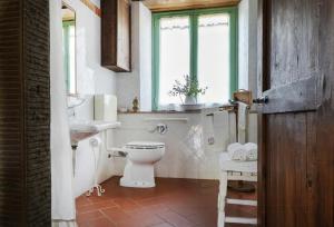 Phòng tắm tại Romantic Apartment With Tuscan Valley Views +13 ảnh