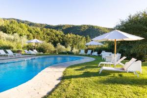 Hồ bơi trong/gần Romantic Apartment With Tuscan Valley Views