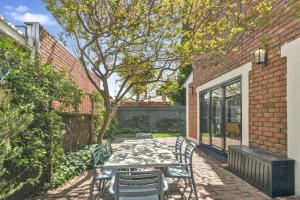 Zahrada ubytování Family Retreat with Balcony and Courtyard