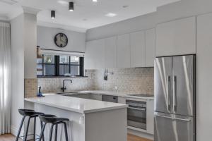 Kuchyň nebo kuchyňský kout v ubytování Family Retreat with Balcony and Courtyard