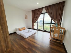 Un ou plusieurs lits dans un hébergement de l'établissement Cream Nest Minimalist 2BR 4 pax Medini Legoland 13 autres photos