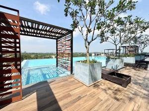 Piscine de l'établissement Cream Nest Minimalist 2BR 4 pax Medini Legoland ou située à proximité