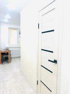 een schuifdeur in een kamer met een tafel bij City in Oral