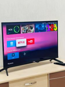 een flatscreen-tv zittend op een tafel bij City in Oral