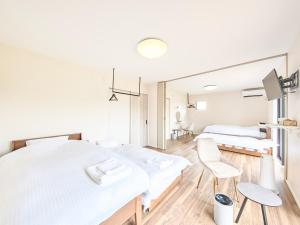 een ziekenhuiskamer met twee bedden en een spiegel bij Awaji Nature Retreat in Awaji