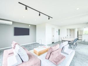 een woonkamer met twee banken en een tafel bij Awaji Nature Retreat in Awaji