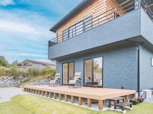 een huis met twee stoelen op een terras bij Awaji Nature Retreat in Awaji