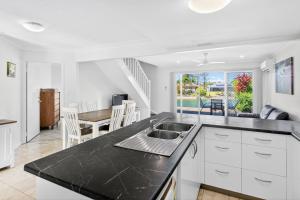 Nhà bếp/bếp nhỏ tại Isle Of Palms Resort