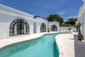 Bazén v ubytování Boujee Boutique Hotel nebo v jeho okolí