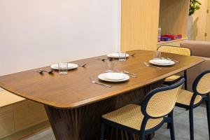 Posezení v ubytování Ephram House - A-Frame Cabin Staycation with Pool, Games & BBQ For Up To 20 Guests