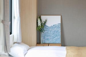 een slaapkamer met een bed en een schilderij aan de muur bij SG Hotel Kinshai Hakata in Fukuoka +42 foto's