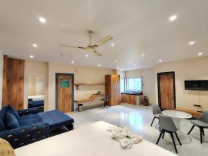 Ένα ή περισσότερα κρεβάτια σε δωμάτιο στο Happy Villa Regency