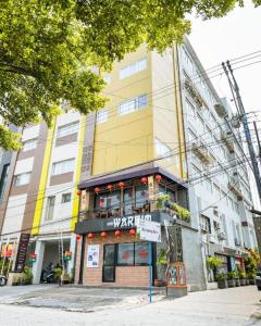 スマランにあるHorison Kota Lama Semarangの街の角にある建物