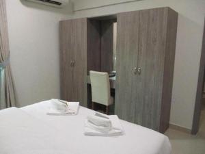 Postel nebo postele na pokoji v ubytování Sovereign Hotel - Marriage Certificate Required + 161 fotografií