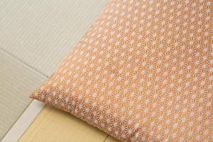 een bruin en wit kussen op een tafel bij SG Hotel Kinshai Hakata in Fukuoka