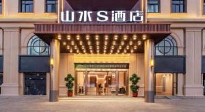 a store front of a building with a sign on it at Shanshui Trends Hotel-Bantian Dong Branch in Shenzhen