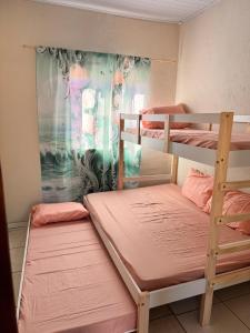 Un dormitorio con dos literas en una habitación. en Refujo Ideal em Família, en Prado