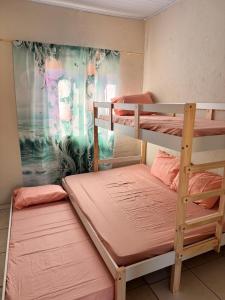 Habitación con litera y 2 literas. en Refujo Ideal em Família, en Prado