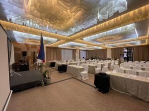 um grande salão de banquetes com mesas e cadeiras brancas em Via Appia Tagaytay em Tagaytay mais 94 fotografias