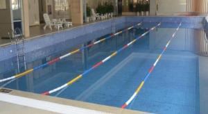 a large swimming pool with a row of lanes at Shenzhen Jin Mao Yuan Hotel in Sanjiaolou