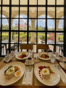 uma mesa com pratos de comida em cima em Via Appia Tagaytay em Tagaytay