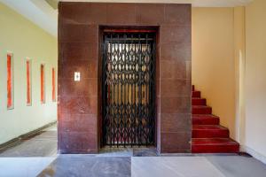 una puerta en un edificio con una escalera roja en Hotel O Egmore Metro Station Chennai Formerly Harini Lodge, en Chennai