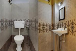 Dos imágenes de un baño con inodoro y lavabo. en Hotel O Egmore Metro Station Chennai Formerly Harini Lodge, en Chennai