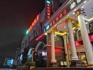un edificio con letreros de neón en el costado en Vienna Shanghai Chongming Changxing Island, en Dongxing