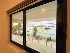 una ventana con vista al agua en Venice Riverside, en Jāmb 4 fotos más