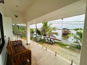 Habitación grande con balcón con vistas al agua. en Venice Riverside, en Jāmb