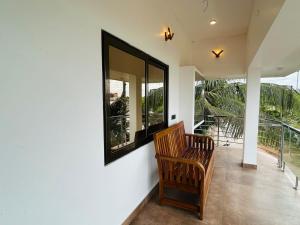 una habitación con un banco y un gran espejo en la pared en Venice Riverside, en Jāmb