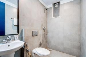 新德里Super Townhouse Yashobhoomi Formerly Hotel Grand Tashree的带马桶和水槽的浴室 更多31张照片