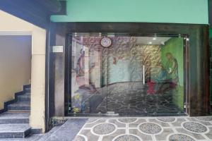 une porte menant à un bâtiment avec une horloge. dans l'établissement Super Hotel O Juran Chapra Muzaffarpur Formerly Ramco Residential, à Muzaffarpur