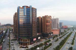 une ville avec de grands bâtiments et une rue avec des voitures dans l'établissement Echarm Hotel Huaihua Vocational College, à Huaihua