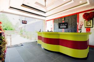 un restaurante con un mostrador colorido en una habitación en Super Collection O Tamando Jagannath Temple Formerly Hotel Blue Royal, en Jānla 24 fotos más