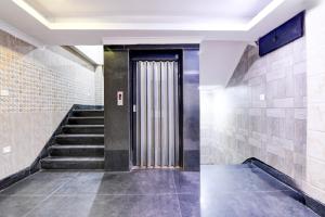 JānlaにあるSuper Collection O Tamando Jagannath Temple Formerly Hotel Blue Royalの階段で通じる廊下 +26枚の写真