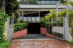 un accès à un bâtiment avec des portes et des plantes dans l'établissement Super Townhouse Balewadi Stadium Pune Formerly Hotel Sarovar, à Pune 24 autres photos
