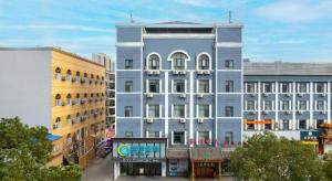 XiaoganにあるCity Comfort Inn Xiao'gan City Beijing Roadの白い大きな建物