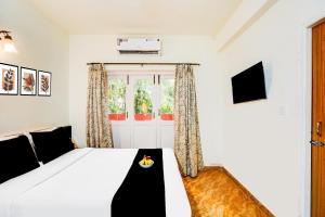 TV a/nebo společenská místnost v ubytování Collection O Holiday Street Calangute Formerly Shruti Resort