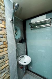 Ένα μπάνιο στο Homestay PW Hoang Sam